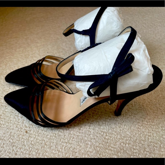 Manolo Blahnik Satin Pumps with bow detail - Picture 1 of 4